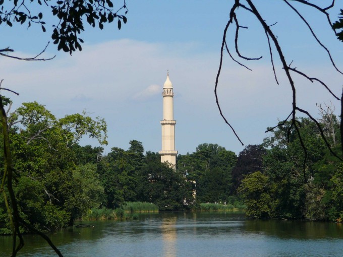 Minaret z parku