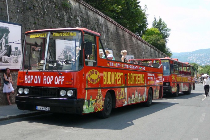 Sightseeing bus